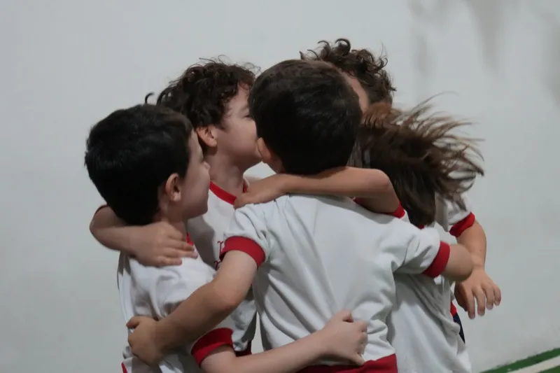 Crianças se abraçando