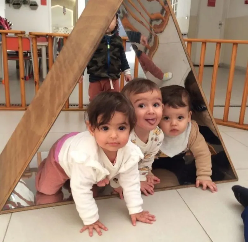 Bebês brincando no berçário