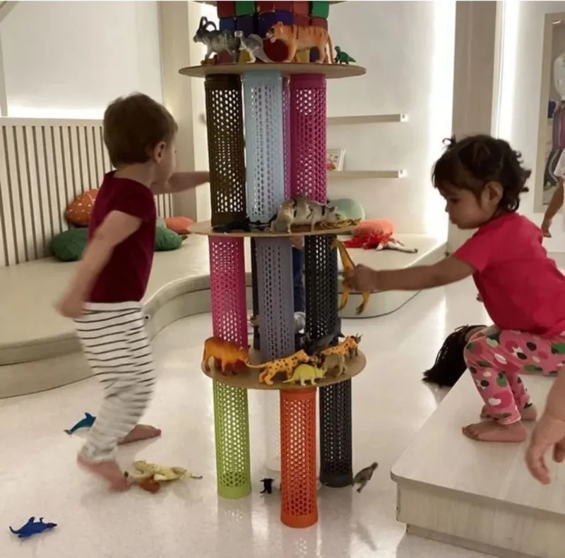 Crianças com brinquedos